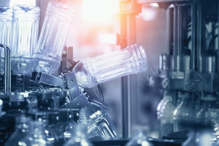 Maschinen in einer Glasfabrik, Symbol für die Glasindustrie
