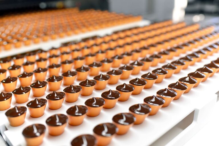 Produktionslinie mit Lebensmitteln, Symbol für Lebensmittelindustrie