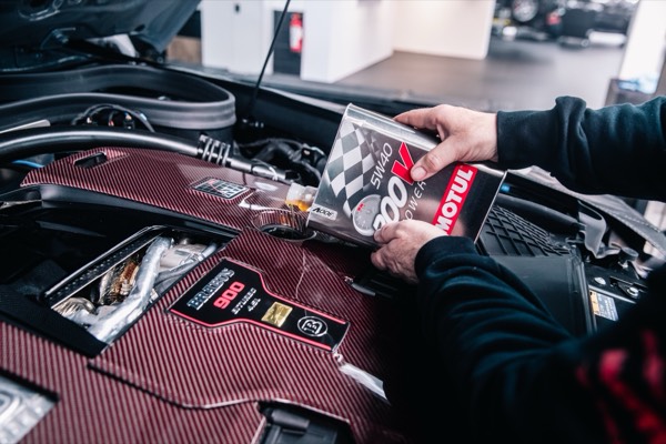 Motul-Motoröl wird nachgefüllt
