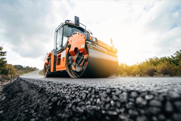 Walze verdichtet frischen Asphalt