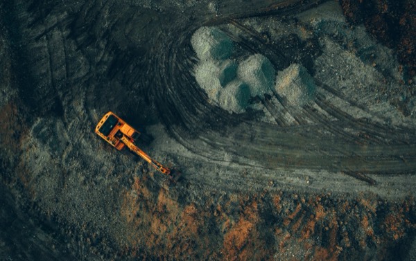 Bagger auf einer Baustelle aus der Luft