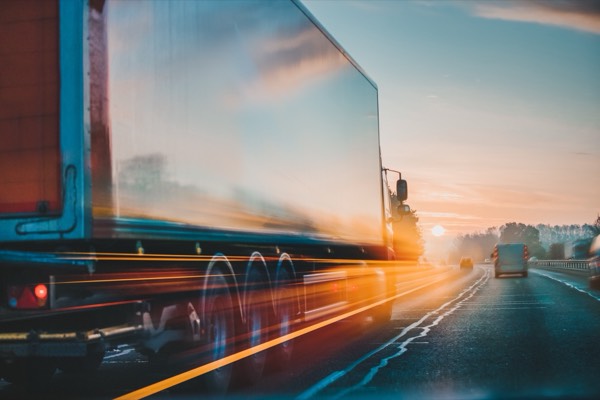Roter Lastwagen auf der Autobahn