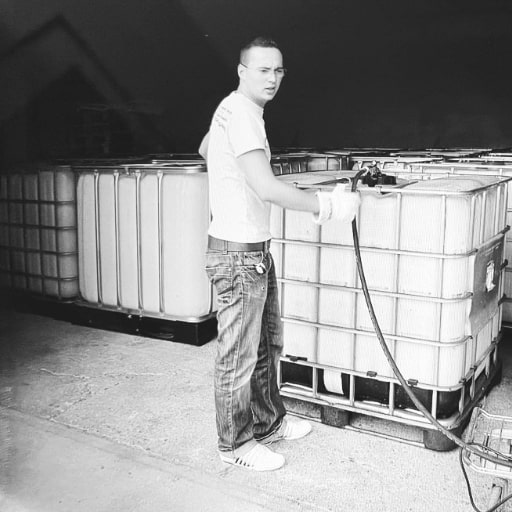 Marcel Bauer bei der Arbeit mit Industrie-Containern im Lager.