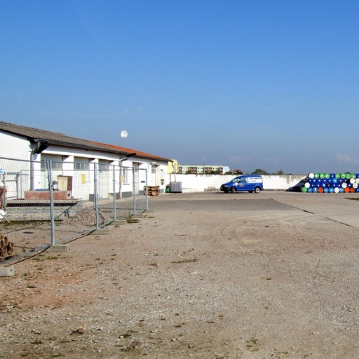 Das noch unbebaute Gelände an der Erfurter Höhe mit erster Lagerhalle, Firmentransporter und Fasslager.