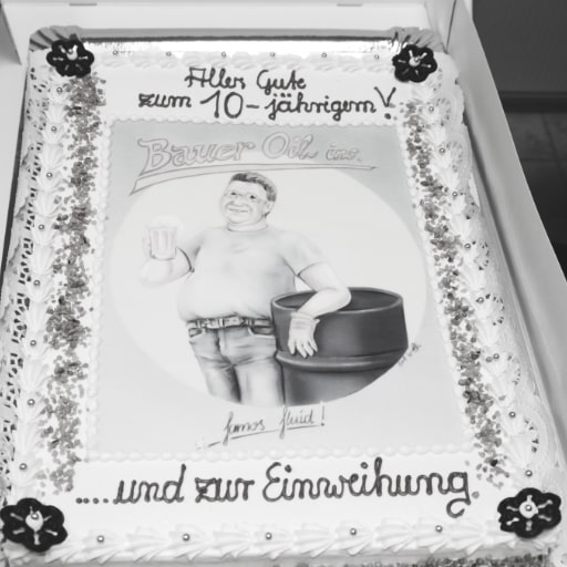 Torte zum 10-jährigen Jubiläum und zur Einweihung des neuen Bürogebäudes.