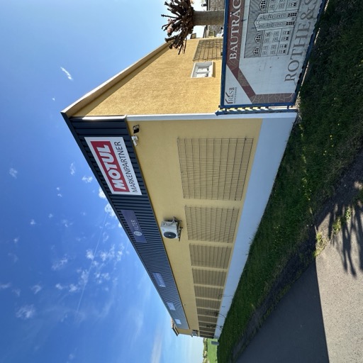 Die neue Lagerhalle mit MOTUL-Markenpartner-Schild an der Erfurter Höhe.