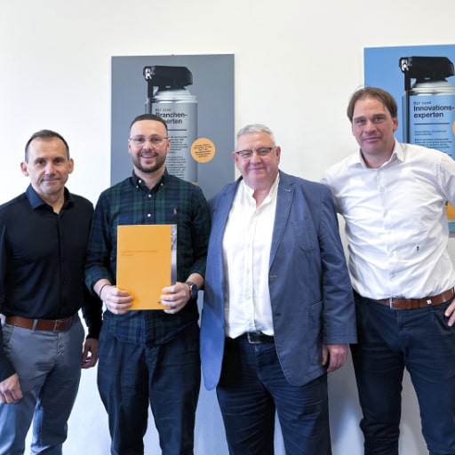 Gruppenfoto der ASF Jens Bauer oHG mit CARL BECHEM GmbH bei offizieller Ernennung zum Markenpartner.